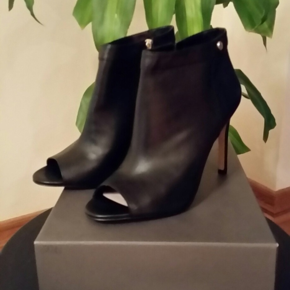 Vince Camuto black booties size 7.5
